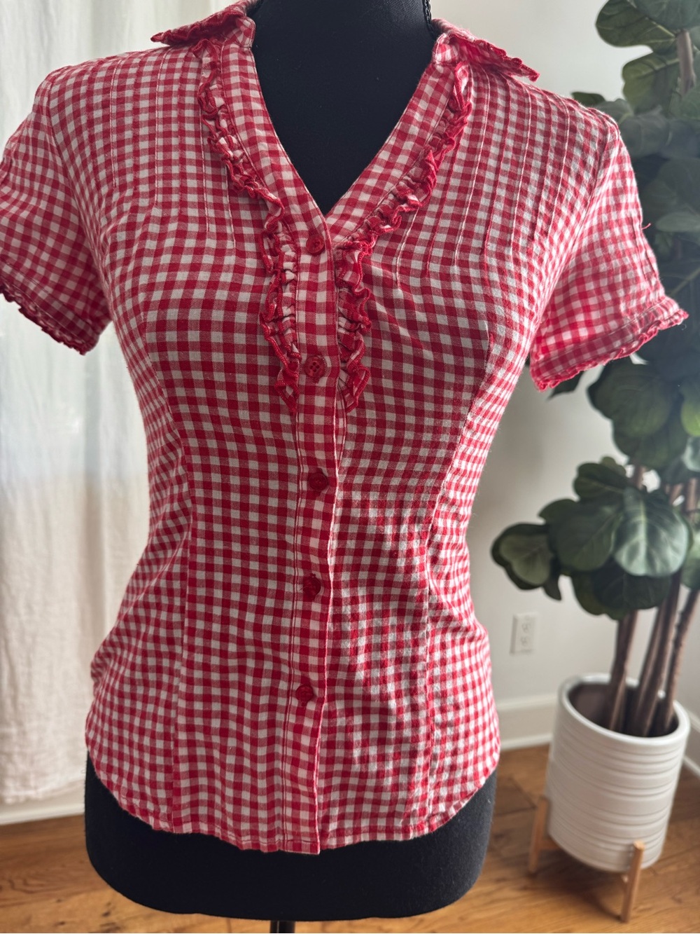 Guess gingham top 100% Cotton SZ (small)